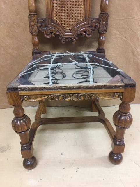 Restauracion de seis sillas y rejilla